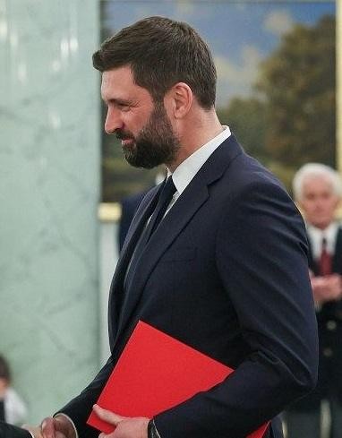 Rodzinne zdjęcie Nikodema Rachonia z żoną Katarzyną i trójką dzieci, przedstawiające ich życie prywatne.