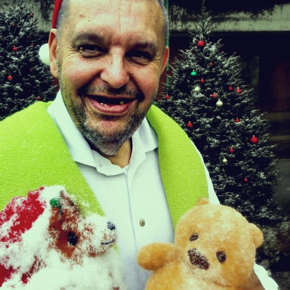 Krzysztof Kononowicz w codziennej sytuacji, odzwierciedlającej jego publiczne życie i interakcje.