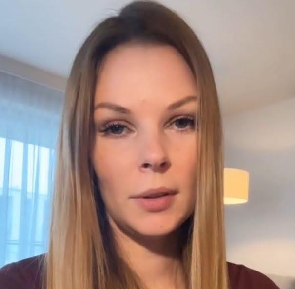 Małgorzata Tomaszewska podczas prowadzenia programu telewizyjnego, dynamiczne ujęcie w studiu.
