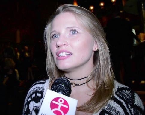 Natalia Rybicka w dynamicznej pozie tanecznej, prezentująca swoje umiejętności taneczne i pasję do disco dance freestyle.