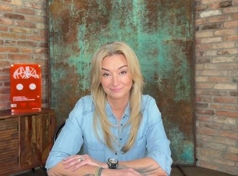 Martyna Wojciechowska podczas podróży, zaangażowana w projekt społeczny lub w interakcji z lokalną społecznością, ukazująca jej pasję i misję.
