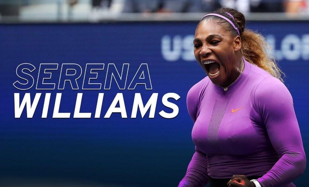 Serena Williams uśmiechnięta, w swobodnej pozie, z rakietą tenisową, w otoczeniu fanów lub na wydarzeniu publicznym, ukazująca swoją charyzmę poza kortem.