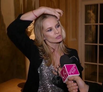 Magdalena Cielecka na planie filmowym lub za kulisami teatru, w trakcie pracy.