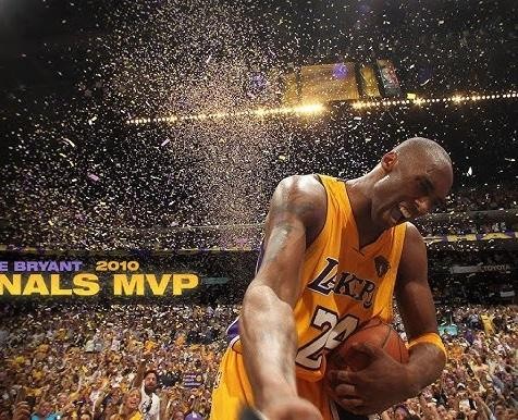 Kobe Bryant wykonujący rzut z odchyleniem, z intensywnym skupieniem i dynamicznym tłem areny koszykarskiej.