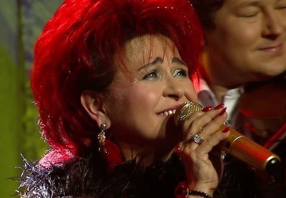 Bernadeta Kowalska podczas spotkania z mieszkańcami Miasteczka Śląskiego, uśmiechnięta, w tle elementy lokalnego wydarzenia.