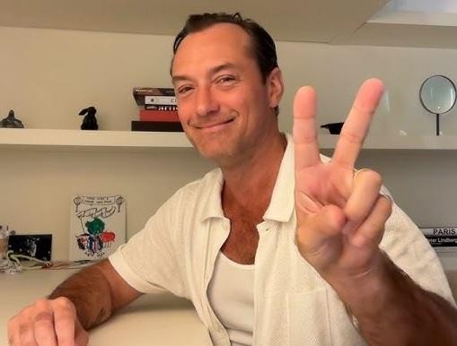 Jude Law w różnych rolach filmowych, ukazujący jego wszechstronność aktorską.