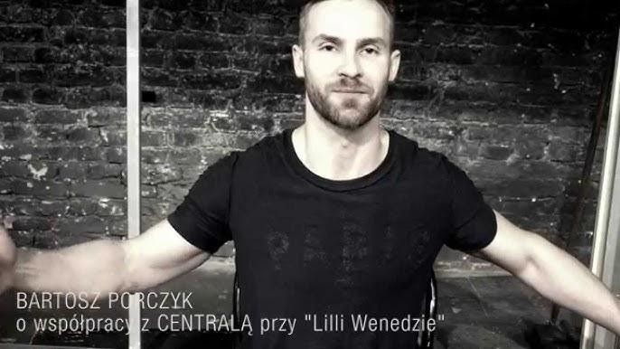 Bartosz Porczyk w trakcie ekspresyjnego występu na scenie teatralnej, ukazujący intensywność i pasję aktorską.