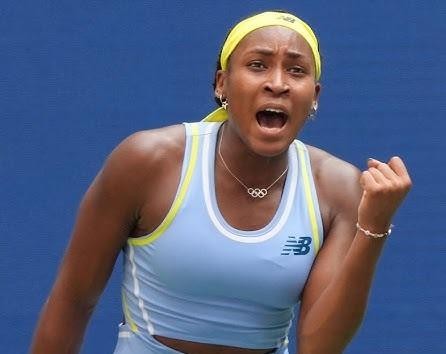 Młoda Coco Gauff na korcie tenisowym na Florydzie, w tle palmy i słoneczne niebo.