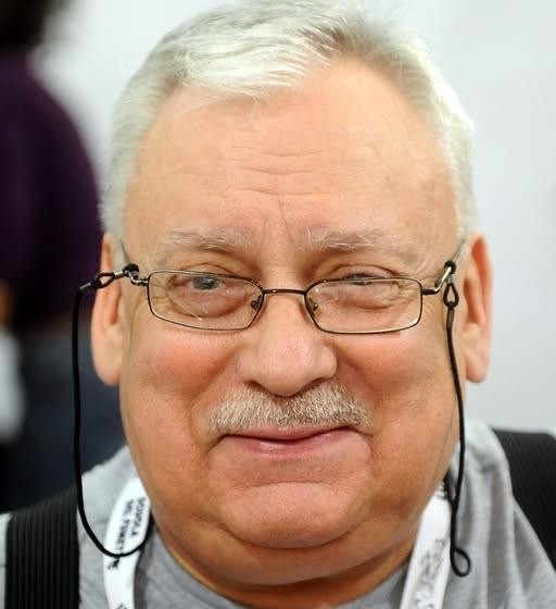 Elementy świata Wiedźmina Andrzeja Sapkowskiego, w tym miecze i medalion, w mrocznym, fantastycznym klimacie.