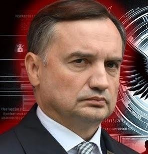Zbigniew Ziobro przemawiający na mównicy lub podczas konferencji prasowej, z widocznymi mikrofonami i rozmytym tłem.