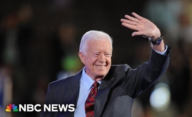 Młody Jimmy Carter z żoną Rosalynn Smith, uśmiechnięci, symbolizujący ich długotrwałe małżeństwo i życie rodzinne w Plains w stanie Georgia.