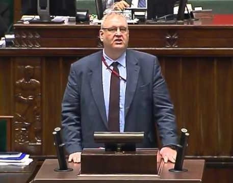Symboliczna grafika przedstawiająca karierę Bogdana Święczkowskiego, z elementami sądownictwa i polityki.