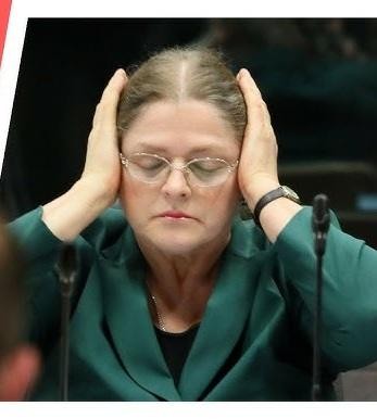 Krystyna Pawłowicz podczas publicznego wystąpienia, ukazująca jej charakterystyczną ekspresję i dynamikę.