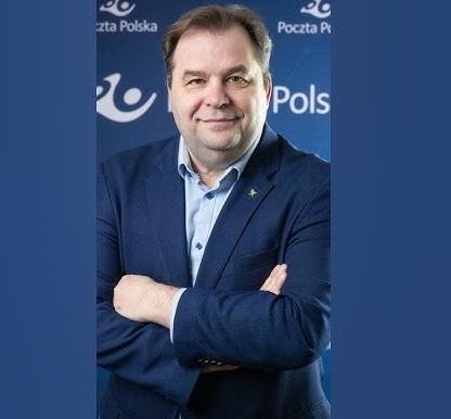 Nowoczesne środowisko korporacyjne z pracownikami zaangażowanymi w pracę zespołową, symbolizujące innowacje i transformację.