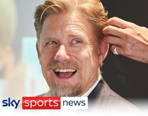 Peter Schmeichel z synem Kasprem Schmeichelem, obaj uśmiechnięci, w ciepłym, rodzinnym ujęciu, symbolizującym ich wspólną pasję do piłki nożnej.
