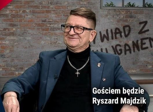 Scena przedstawiająca podziemną działalność poligraficzną w czasach PRL, z osobami zajmującymi się drukowaniem lub dystrybucją nielegalnych publikacji.