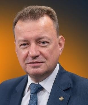 Mariusz Błaszczak z żoną Grażyną Alicją Błaszczak i trzema synami, ukazujący ich życie rodzinne.