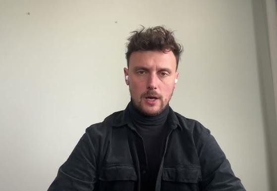Symboliczny obraz przedstawiający złożoność wizerunku Łukasza Grabarczyka, łączący elementy medyczne z motywami kontrowersji medialnych i życia prywatnego.