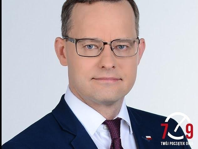 Marcin Romanowski podczas konferencji prasowej lub wystąpienia w Sejmie, przemawiający z determinacją.