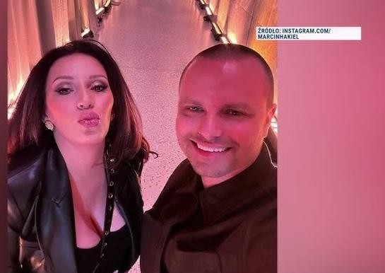 Malowniczy widok na spokojną, zieloną dzielnicę Sadyba w Warszawie, z eleganckimi budynkami mieszkalnymi i bujną roślinnością, oddający atmosferę kameralnego miejsca zamieszkania.