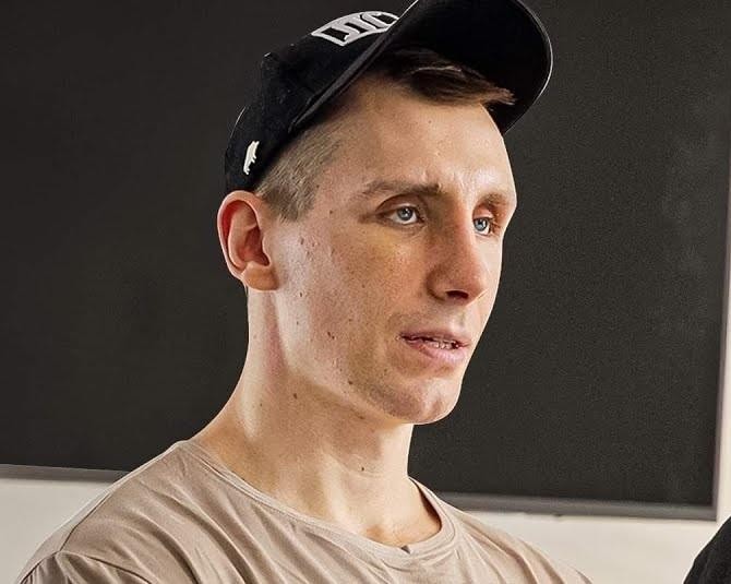 Alt: Michał Owczarzak (Owca WK) w trakcie wykonywania martwego ciągu, prezentujący swoją siłę i muskularną sylwetkę w nowoczesnej siłowni.