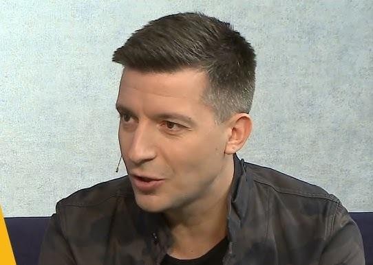 Michał Cessanis i Paweł Rabiej, zrelaksowani i uśmiechnięci, w intymnym ujęciu, symbolizującym ich związek i wzajemne wsparcie.