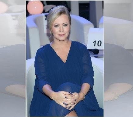 Agnieszka Wagner w naturalnej, dynamicznej pozie, oddającej jej żywiołową osobowość.