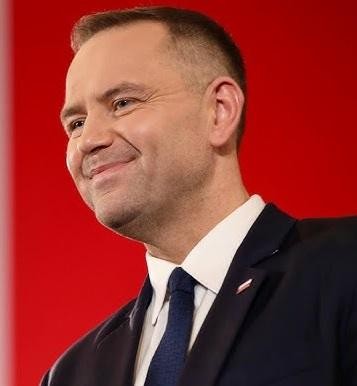 Karol Nawrocki: połączenie pasji do historii i sportu, odzwierciedlające jego zainteresowania walką o pamięć i aktywnością fizyczną.