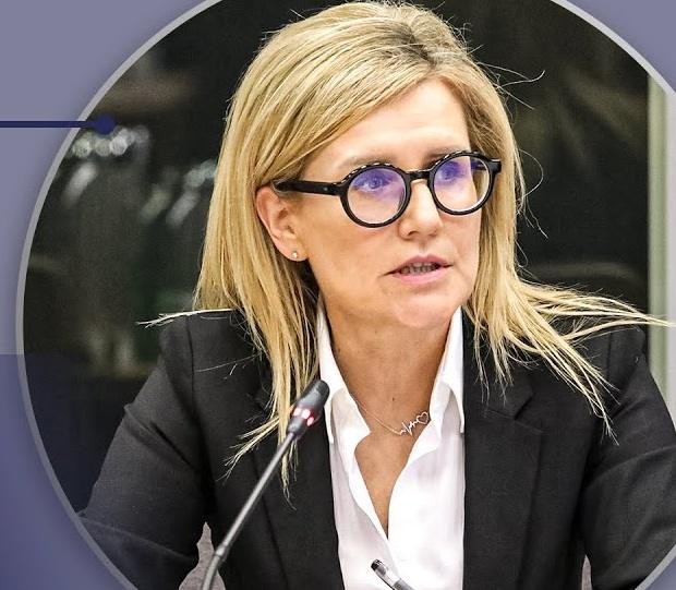 Ewa Wrzosek przemawiająca na konferencji prasowej, z mikrofonem, wyrażająca determinację i zaangażowanie w sprawy publiczne.