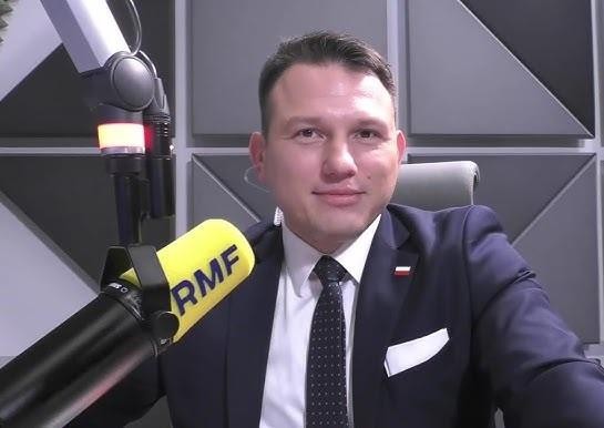 Sławomir Mentzen podczas energicznego wystąpienia publicznego, z widocznym zaangażowaniem w interakcji z publicznością.