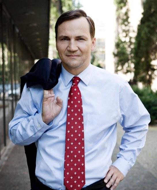 Symboliczne przedstawienie kariery Radosława Sikorskiego, łączące elementy dyplomacji, wojskowości i dziennikarstwa.