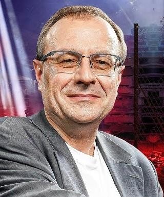 Antoni Dudek podczas wystąpienia publicznego, z pasją opowiadający o historii Polski.