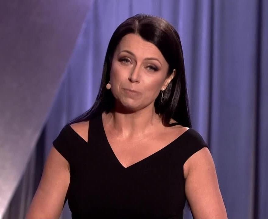Zbliżenie na twarz Adrianny Borek, ukazujące jej ekspresyjną mimikę i charakterystyczne przewracanie oczami.