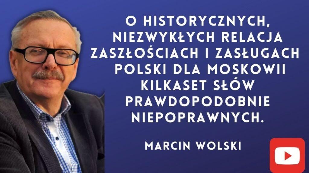 Panorama Warszawy o zmierzchu, symbolizująca centrum kulturalne i medialne Polski, gdzie mieszka i tworzy Marcin Wolski.