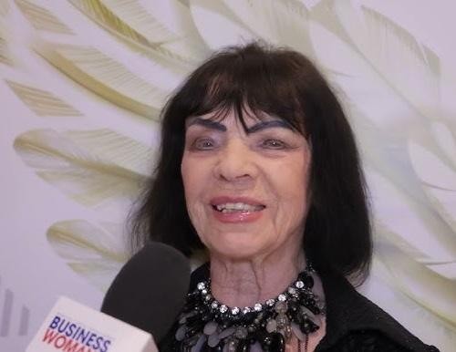 Czarno-białe zdjęcie starszej Sławy Przybylskiej, eleganckiej i zamyślonej, być może trzymającej mikrofon, oddające jej ponadczasową grację i artystyczne dziedzictwo.