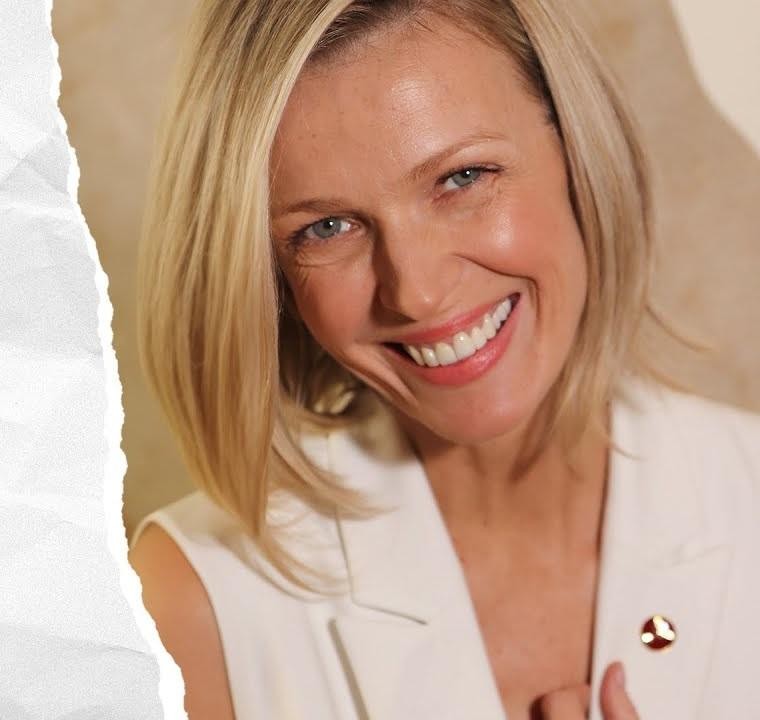 Magda Mołek w dynamicznej pozie tanecznej na scenie programu