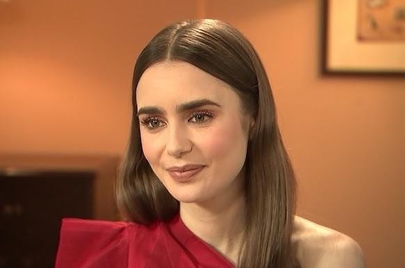 Lily Collins w codziennej sytuacji, np. w kawiarni lub parku, ukazująca jej naturalną i przystępną stronę.
