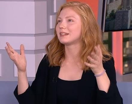 Edyta Torhan na scenie teatralnej, w trakcie występu, z ekspresyjnym wyrazem twarzy.