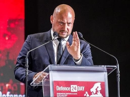 Symboliczne przedstawienie interdyscyplinarnej kariery Jacka Siewiery, łączące medycynę, wojskowość i prawo.